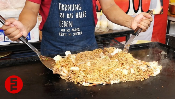 Уличная еда в Японии - Приготовление лапши Якисоба на широкой железной сковороде (Видео)