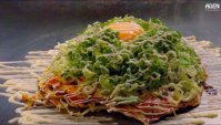 Японская еда - приготовление блюда Окономияки на широкой железной сковороде тэппан (Видео)