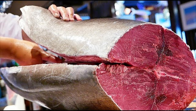 Японская Еда - Разделка огромного тунца, приготовление сашими (Видео)
