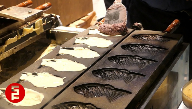 Уличная еда в Японии - Десерт в форме рыбки Тайяки (Видео)