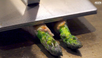 Спаржа, завернутая в кусочек свинины. Приготовление еды на сковороде тэппан в Токио (Видео)