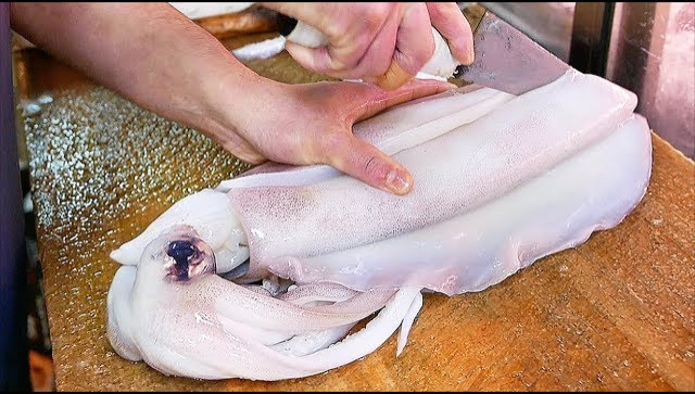 Уличная еда в Японии - Приготовление огромных кальмаров (Видео)