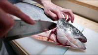 Японская Еда - разделка огромного лосося и приготовление суши (Видео)