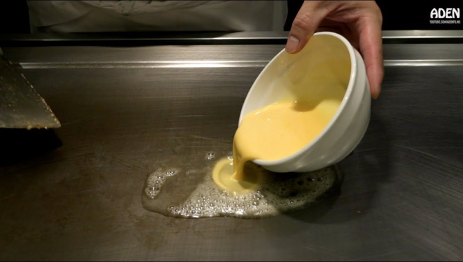 Приготовление еды в Гиндза (Токио) - Жаренный рис с омлетом (Видео)