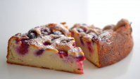 Необычный творожный заварной пирог с ягодами - Видео-рецепт