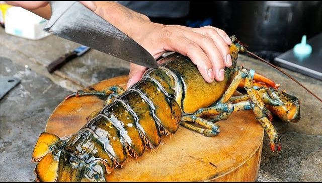 Тайская Уличная еда - приготовление блюда с гигантским омаром (Видео)