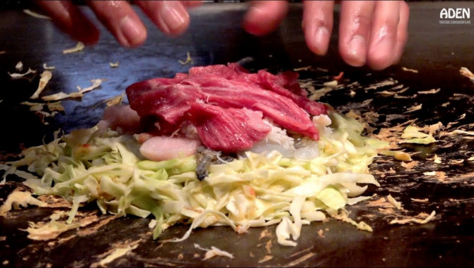 Японская Еда - Лепешка в японском стиле из овощей, говядины и морепродуктов, жаренный рис с чесноком и мороженое теппаньяки (Видео)