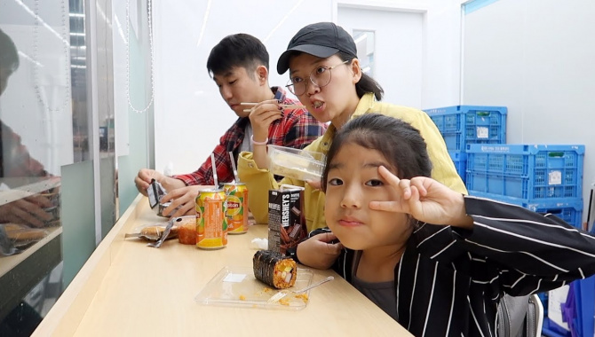Готовим и едим в корейском магазине (Видео)