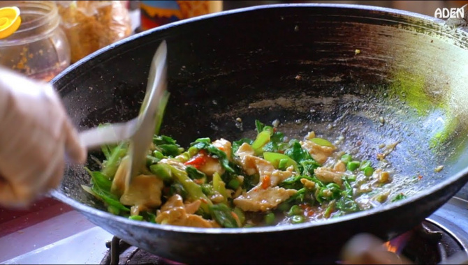 Тайская Еда - Жареный рис с курицей (Видео)