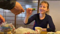 Муж японец пробует Русскую еду. Реакция на русские продукты (Видео)