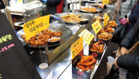Уличная еда в Корее - Кисло-сладкие жареные креветки и жареная курица (Видео)