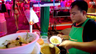Уличная еда в Бангкоке - Сой Ковбой (Видео)