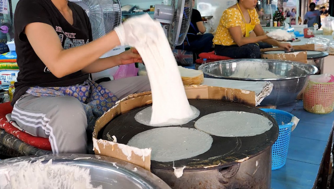 Тайская уличная еда - Очень тонкие блинчики (Видео)