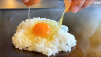Японский Жареный рис с говяжьим жиром, чесноком, луком, яйцом (Видео)