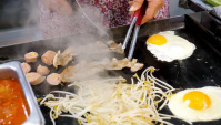 Корейская уличная еда - Рис с бобовыми ростками, яйцом, сосиской (Видео)