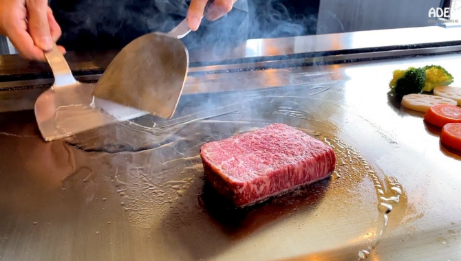 Японская Еда в Киото - Приготовление говядины Кобе и овощей (Видео)