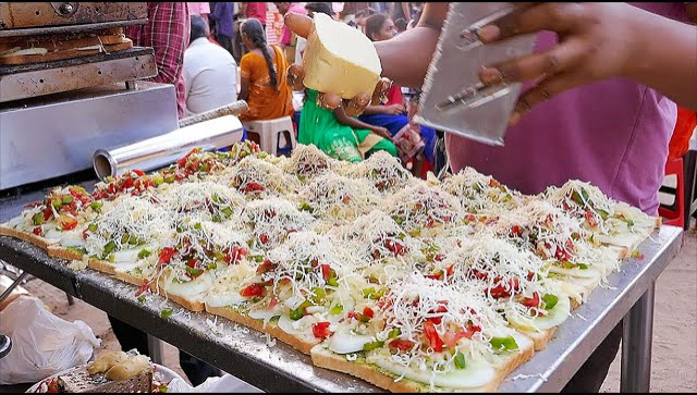 Уличная еда в Индии - пицца, сэндвич с сыром, креп, молочная лапша (Видео)