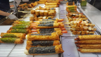 Уличная еда в Корее - мастер демонстрирует свои способности в приготовлении рыбных пирожков (Видео)