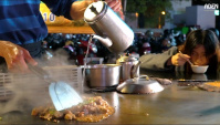 Уличная еда на ночном рынке Дадун в Тайнане: курица, омлет, креветки, стейк, китайская капуста, бобовые ростки (Видео)