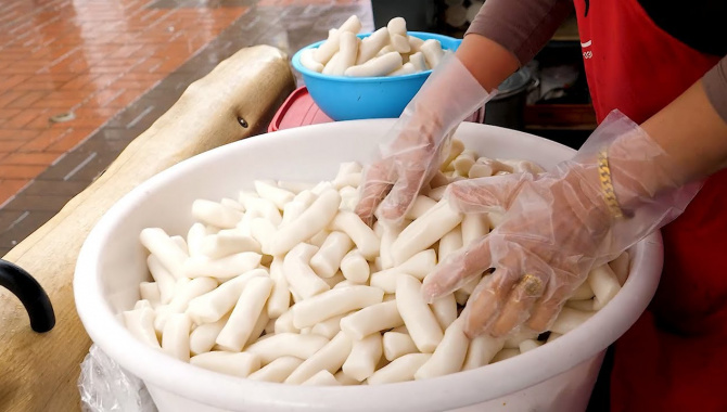 Уличная еда в Корее - Жареные рисовые лепешки Токпокки (Видео)