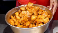 Уличная еда в Корее - Сладкий картофель, глазированный сахаром (Видео)