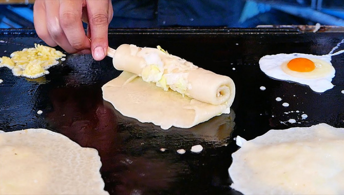 Уличная Еда в Токио - Хот-дог с сыром. Моти. Блины (Видео)