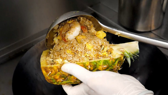Ресторан Тайской кухни в Корее - Жареный рис c ананасами и ананасовый сок (Видео)