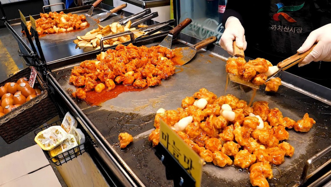 Уличная еда в Корее - Хрустящая жареная курица с чесноком (Видео)