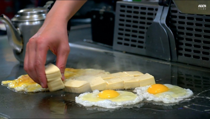 Стритфуд в Тайване. Приготовление еды на плоской сковороде Тэппан (Видео)
