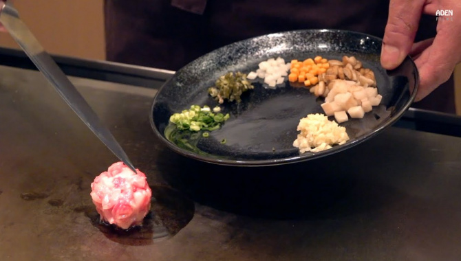 Японская Еда в Киото - Жареный Рис с говядиной Кобе и различными овощами (Видео)
