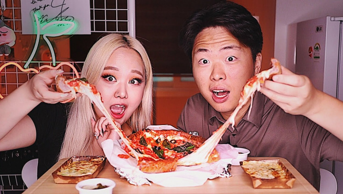 Самая Сырная Пицца в Корее! (Видео)