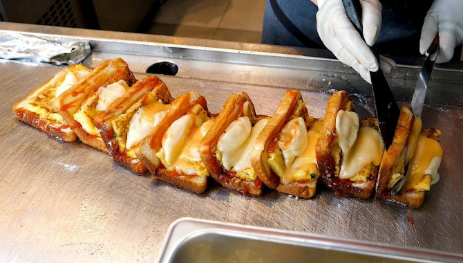 Уличная еда в Корее - Тосты с креветками и сыром Моцарелла (Видео)