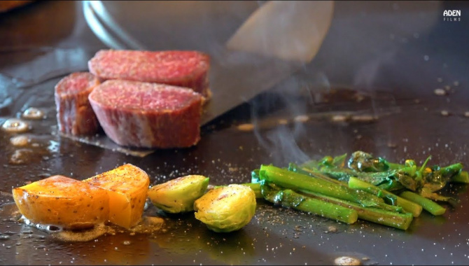Теппаняки в Японии - Приготовление говядины Вагю с овощами (Видео)