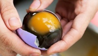 Тайская Еда - Столетние яйца и Утиные лапы (Видео)