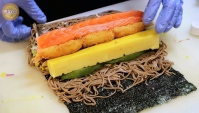Японская еда в Корее - гигантский японский ролл с гречневой лапшой - Соба Футомаки (Видео)