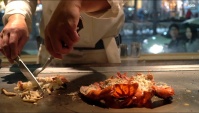 Приготовление Омаров на сковороде теппан, Япония (Окинава) - Видео