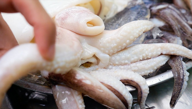 Тайская еда - Приготовление гигантской каракатицы (Видео)