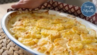 Запеченный картофель в сливках с чесноком под сырной корочкой - Видео-рецепт