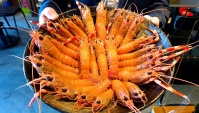 Уличная Еда в Корее - Вкусные морепродукты. Гигантские креветки. Сашими из креветок. Жареные креветки (Видео)