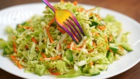 Салат из свежей капусты - Видео-рецепт