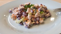 Сочный и вкусный салат с куриной грудкой и консервированной фасолью  - Видео-рецепт