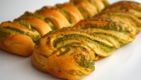 Воздушные и ароматные плетёнки с зеленью и сыром к шашлыку - Видео-рецепт