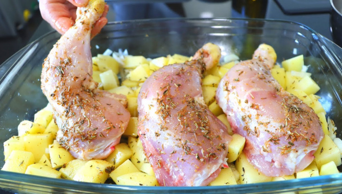 Курица с картошкой в духовке - Видео-рецепт
