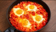 Очень вкусный завтрак из яиц и овощей - Видео-рецепт