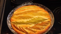 Яблочный пирог на кефире, который тает во рту - Видео-рецепт