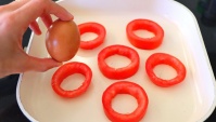 Простой и легкий завтрак из яиц и помидоров - Видео-рецепт