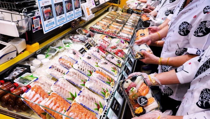 Удивительные суши и сашими на рыбном рынке. Филе лосося, тунец, свежие суши. Корейская уличная еда (Видео)