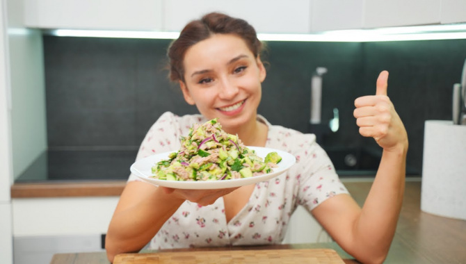 Вкусный и простой салат из тунца, огурца и авокадо - Видео-рецепт