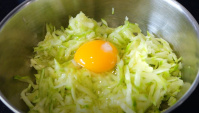 Просто натрите кабачки и добавьте яйца - Видео-рецепт