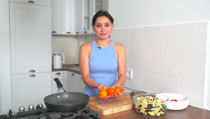 Простой салат из жареных и сырых овощей - Видео-рецепт
